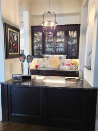 Maitland, Ebony Mitered Flat Panel Butler Pantry with Seedy Glass 01